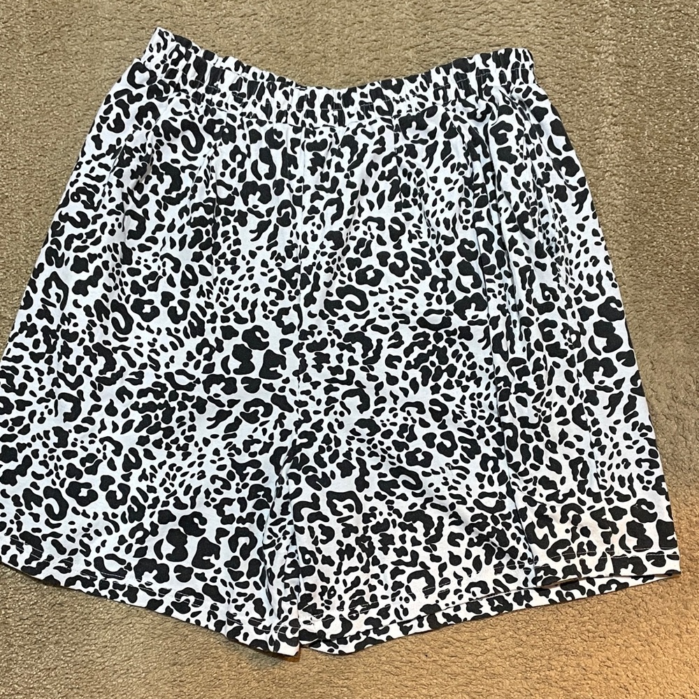 Chic Snow Leopard Print Women's shorts